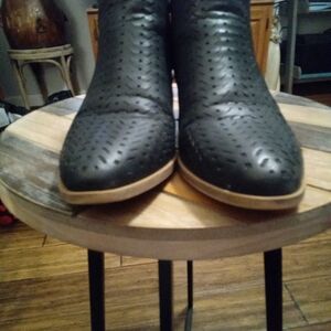 Women's Life Stride Black Faux Leather Cut Out Pattern Boots Size 8.5